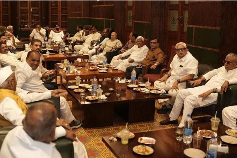 കർണാടകത്തിലെ കോൺഗ്രസ്സ് എംഎൽഎമാർ മന്ത്രിമോഹവുമായി ഡൽഹിയിൽ